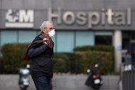 Un hombre protegido con una mascarilla frente al hospital La Paz de Madrid en marzo de 2020.
