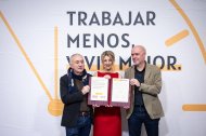 La ministra de Treball, Yolanda Díaz, amb els secretari generals d'UGT i CCOO, Pepe Álvarez i Unai Sordo.