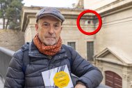L’autor, amb la finestreta circular del seu ‘pis’ a la Catedral al fons.