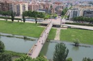 Vista de la passarel·la del Liceu Escolar, el principal accés per als vianants entre Cappont i l’Eix Comercial. - MAGDALENA ALTISENT