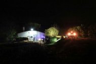 Mossos d’Esquadra ahir a la nit a prop de la finca on van tenir lloc els fets. - AMADO FORROLLA