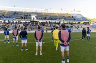 Jugadors del Lleida, davant de penyistes en un partit d’aquest curs. - JORDI ECHEVARRIA