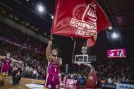 Batemon, fent onejar la bandera al guanyar el seu primer partit amb l’Hiopos contra el Saragossa. - ACB PHOTOPOL PUERTAS