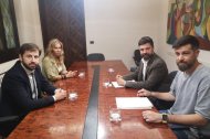 Marc Torres, Marta Pereira, Carlos Enjuanes i Jordi Gómez, ahir poc abans d’iniciar-se la reunió. - X.M.R.