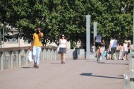 Vianants caminant per Lleida durant el primer dia d'onada de calor