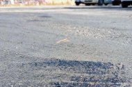 Primer pla de l’asfalt enquitranat d’un aparcament de Lleida a mitjans d’aquesta setmana. - JOAN TEIXIDÓ