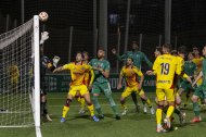 El Cornellà da al palo. Imagen del partido del Lleida en Cornellà de esta temporada