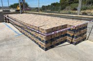 Imatge de les 370 caixes de cerveses que van trobar en un camió lleuger avariat a Vinaixa. - MOSSOS D’ESQUADRA
