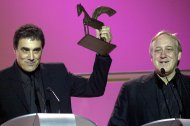 Imagen de archivo de Toni Cruz (i) y Josep María Mainat (d), ex miembros de la Trinca y productores del programa "Operación Triunfo" (TVE). En esta fotografía muestran el "Ondas Nacional de TV" que recibieron en 2002. EFE/JULIAN MARTIN/et