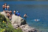 Alguns dels joves que es van banyar a l’estany de Gerber. - @PIJOAN_JORDI