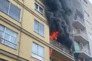 Els Bombers treballen en un incendi en un pis al barri de Cappont de Lleida