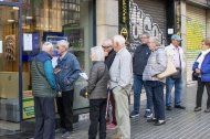 Pensionistes fent cua ahir a primera hora del matí en una agència de l’avinguda Catalunya de Lleida.