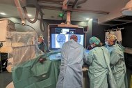 Professionals fent una trombectomia mecànica a l’hospital Arnau. - JUNTS