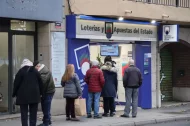 Cues en una administració de Loteria de Lleida per adquirir dècims de la Loteria de Nadal. - AMADO FORROLLA