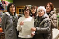 Algunes de les afectades amb la denúncia que van presentar davant dels Mossos, ahir a Torregrossa