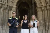 Josep Mallada, Cristina Morón i Pilar Bosch mostren les ulleres homologades i el fullet informatiu. - AMADO FORROLLA