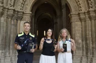 Josep Mallada, Cristina Morón i Pilar Bosch mostren les ulleres homologades i el fullet informatiu. - AMADO FORROLLA