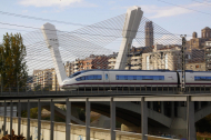 Un tren AVE sortint de Lleida, a l’altura del pont de Príncep de Viana.