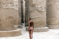 El desnudo de una modelo belga en las pirámides enfada al Gobierno egipcio