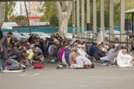 Musulmanes rezando en el recinto ferial el pasado viernes al no poder utilizar el Palau de Vidre. 