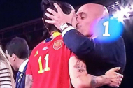 Luis Rubiales, en el moment en què besa a la boca Jenni Hermoso.