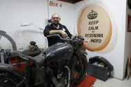 El restaurador Rafael Roig, a les instal·lacions del seu taller Restaura La Moto.