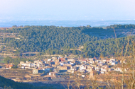 Els panells solars quedaran a menys de dos quilòmetres del poble de Rocallaura, a la foto.