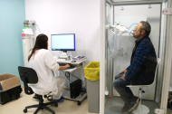 Un pacient sotmetent-se a una prova a la nova consulta.