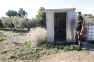 Un agricultor de Bellaguarda obrint ahir els hidrants a la seua finca d’oliveres.