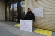 Carlos Pinto, ahir protestant a les portes de la seu de la Inspecció de Treball de Lleida.