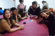 Alumnes de La Valira amb un joc de taula durant una de les sessions d’ahir.