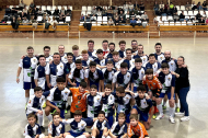 El primer equip del Club Esportiu Torres de Segre posa amb nens de la base de l’entitat.