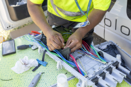 Els treballs per reparar els cables de fibra òptica danyats.