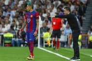 Xavi dona instruccions a Raphinha diumenge passat a l’estadi Santiago Bernabéu.