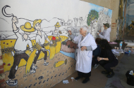 La il·lustradora Pilarín Bayés, avançant el seu mural al Gargar, ahir a Penelles.