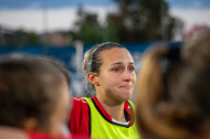 Andrea Palacios, amb llàgrimes als ulls, en la pinya amb les seues companyes després del partit.
