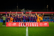 El Barça goleja l'Athletic (7-0) i rep el trofeu de campió de la Lliga F