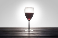 Una copa de vino tinto.