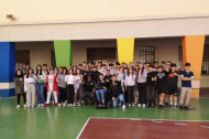 Els alumnes de tercer d’ESO de Lestonnac posen amb els protagonistes del projecte ‘Referents’.