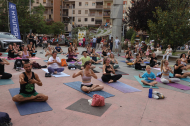 La sessió de ioga a l’aire lliure a la plaça Ricard Viñes va comptar amb nombrosos participants.