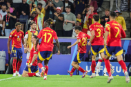 Fabián Ruiz es llança de genolls a la gespa després d’anotar el 2-1, a prop de Lamine Yamal, el seu assistent, mentre s’atansen la resta dels companys de la selecció espanyola.