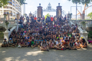 Els nens i premonitors que van prendre part en la gimcana d’ahir posen en una foto grupal a l’entrada dels Camps Elisis.