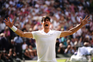 Carlos Alcaraz, eufòric després d’aconseguir el segon Wimbledon consecutiu davant de Novak Djokovic.