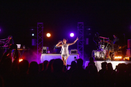 El concert de Queralt Lahoz dissabte a la nit va atreure a una gran quantitat de públic jove.