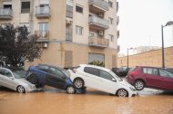 Varios vehículos accidentados por la DANA en el barrio de la Torre de Valencia.