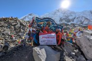 Albert Cogul, acompanyat dels seus dos fills, Àngel i Daniel, al Camp Base de l'Everest, a 5.364 m d'altura.