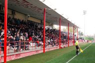 Les grades del Ramon Farrús es van omplir gairebé al complet per viure l’enfrontament entre els dos equips lleidatans. - ÍNGRID SEGURA