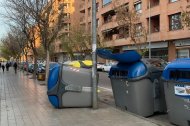 Un contenidor tombat pel vent aquest dimecres a la ciutat de Lleida.