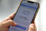 Una persona consulta l'espai de La Meva Salut a través de l'app.