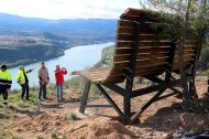 Membres de Figot Tours celebrant la instal·lació del banc gegant al mirador de Vall de Porcs de Riba-roja d'Ebre